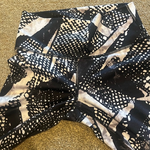 LULULEMON Cropped Legging - Size 8 - Picture 6 of 7